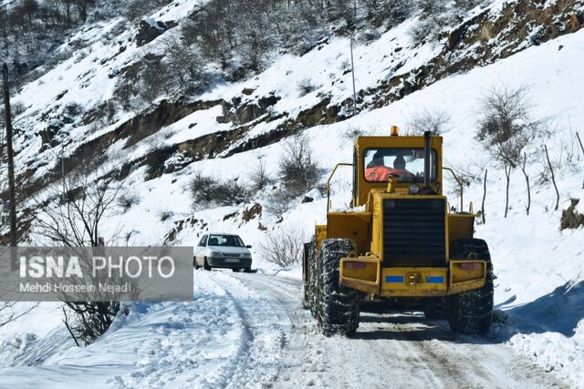 بارش برف در گردنه کوهستانی حیران آستارا /راهداران آمادهباش کامل هستند + تصاویر