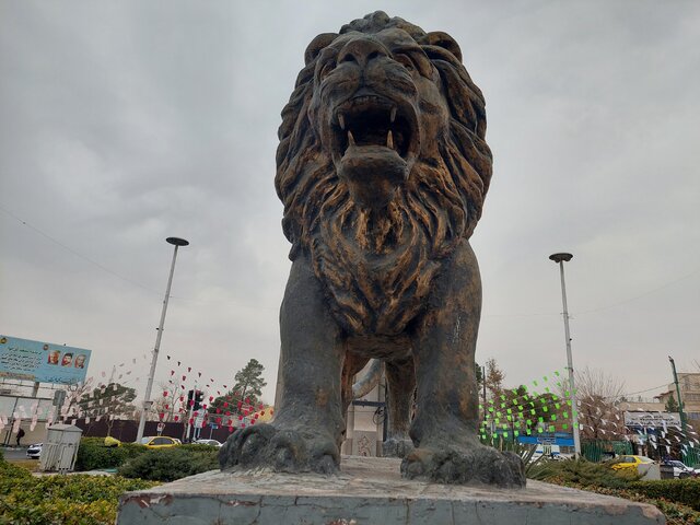 مجسمههای میدان «حر» هم دو رنگ شدند