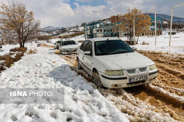 نجات ۱۰ خودرو گرفتار در برف در نطنز
نجات ۱۰ خودرو گرفتار در برف در نطنز