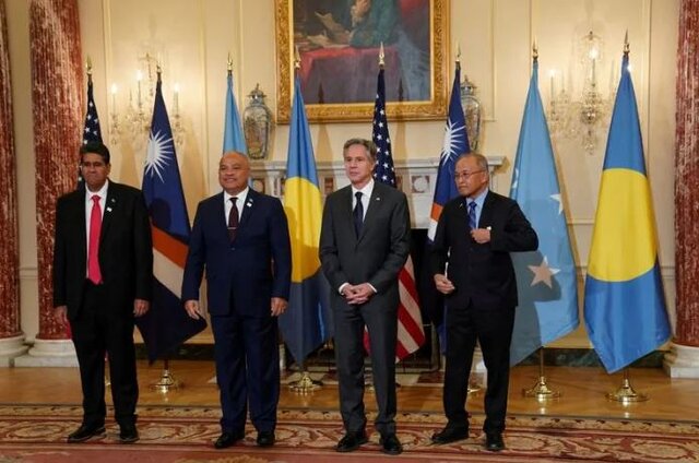 دیوید کابوآ، رئیس جزایر مارشال (سمت راست) در کنار آنتونی بلینکن فشار بر آمریکا برای پرداخت غرامت به جزایر مارشال بابت آزمایشهای اتمی