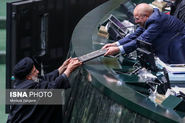 سید ابراهیم رئیسی رئیس حمهور در حال تقدیم لایحه بودجه سال 1402 با محمد باقر قالیباف رئیس مجلس  قوت بودجه: گسترش پوشش بیمه/ ضعف بودجه: برنامه نامشخص برای حل ناترازی نظام بانکی