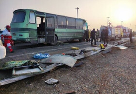 مصدومیت ۱۰ نفر در برخورد تریلی با اتوبوس در محور اصفهان به نائین