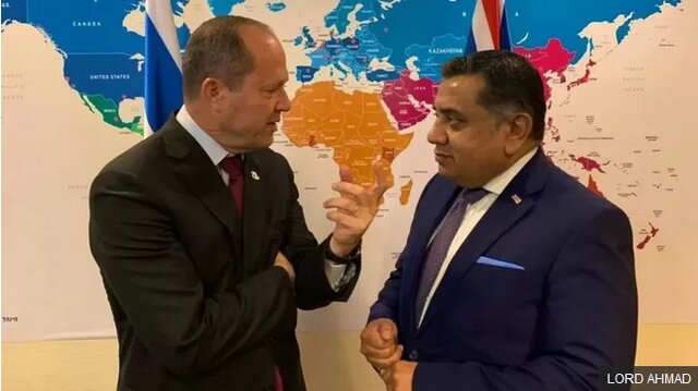 لرد احمد (راست) در دیدار با وزیر اقتصاد رژیم صهیونیستی رژیم صهیونیستی نیم ساعت مانع ورود معاون وزیر خارجه انگلیس به مسجدالاقصی شد