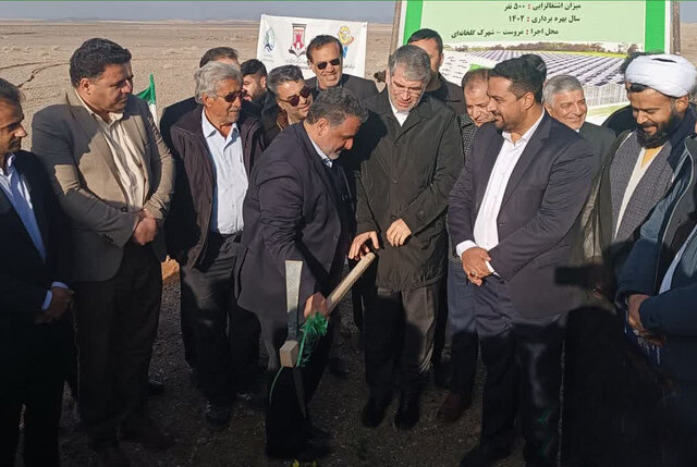 وزیر جهادکشاورزی ۲۰ هکتار گلخانه و نیروگاه خورشیدی را در مروست کلنگ‌زنی کرد