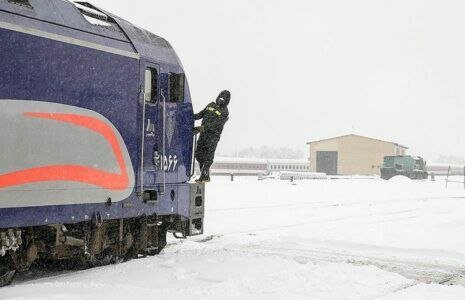 در راه‌ماندگی ۲۹۰۰ مسافر قطار مشهد به دلیل سرما و یخ‌زدگی / امدادرسانی هلال‌احمر به مسافران