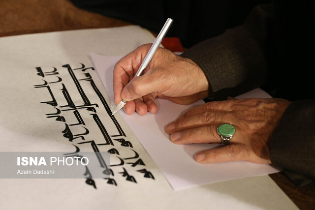 خوشنویسان آملی در نمایشگاه خیابانی، دلنوشته های شهروندان را تحریر کردند خوشنویسان آملی در نمایشگاه خیابانی، دلنوشته های شهروندان را تحریر کردند