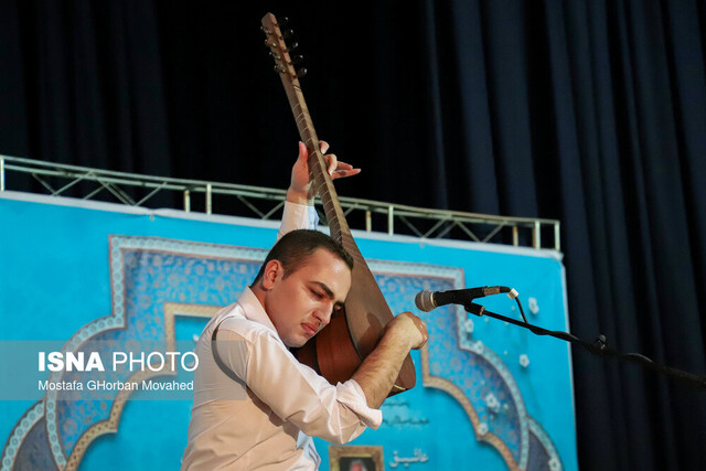 عکس تزئینی است مسابقهای برای عاشیقهای جوان