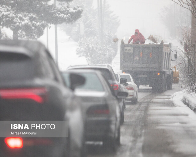 عکس آرشیوی است. ارتفاع تا یک متری برف در منطقه یک تهران / ادامه عملیات برفروبی
