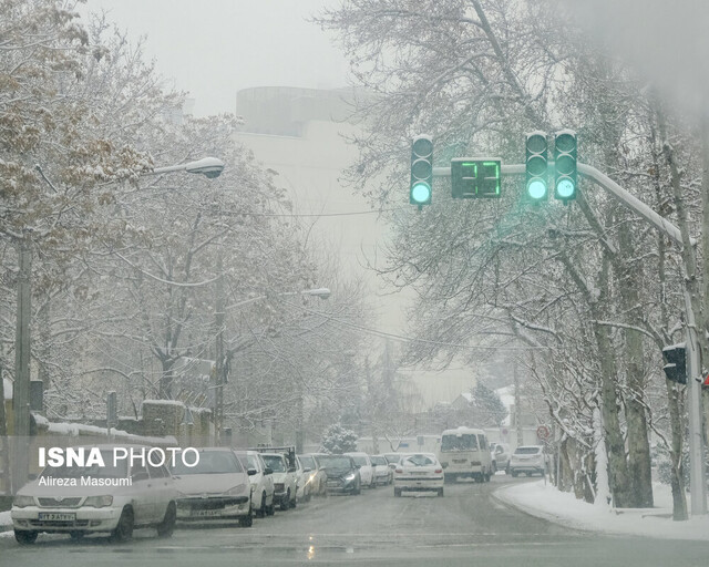 آسمان مه‌آلود و بارش برف و باران در تهران/ کاهش دما تا ۸ درجه