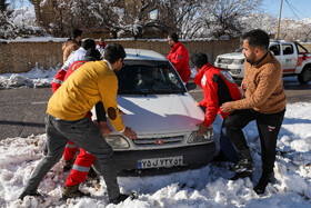 امدادرسانی به خودروهای گرفتار در برف - یزد
