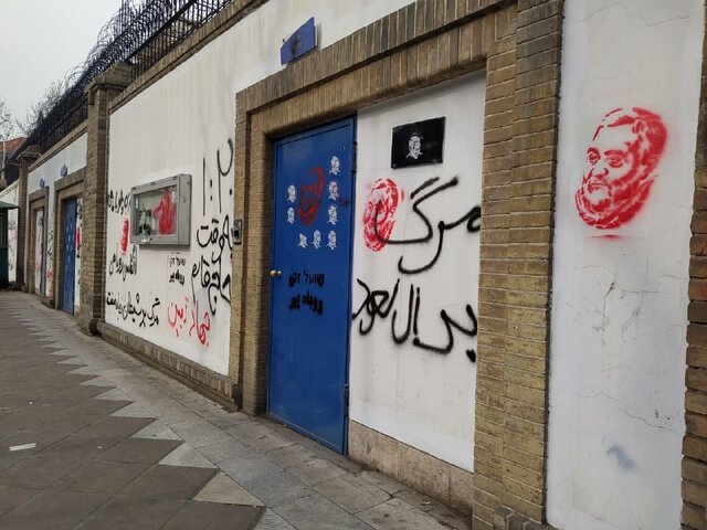 دیوارنویسیهایی که هیچکس از آن راضی نیست!