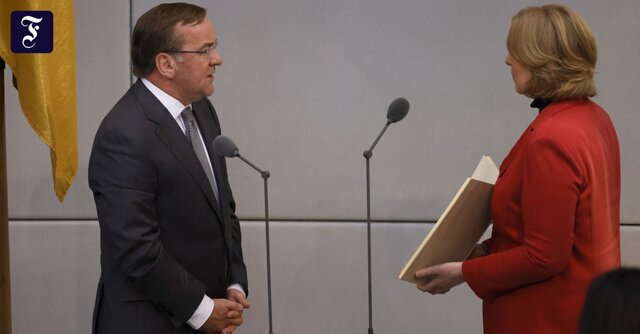 ادای سوگند وزیر دفاع جدید آلمان در پارلمان