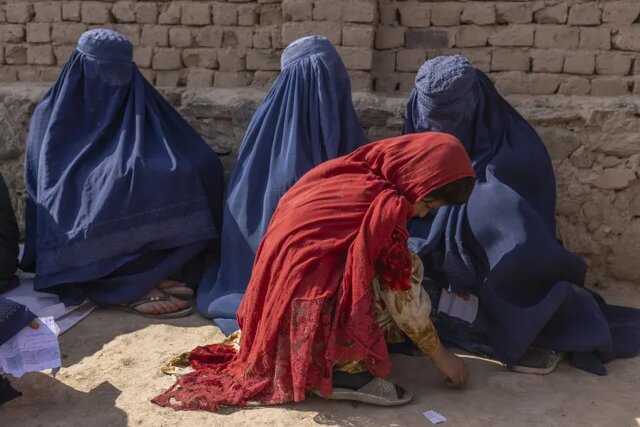 وزیر خارجه طالبان، محدودیت کار زنان را به گردن تحریم‌ها انداخت