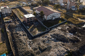 اداره ورزش و جوانان محمود آباد که دارای سالن ورزشی هم هست، در فاصله چند متری و شاید چند سانتیمتری این زبالهها قرار دارد.