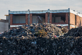 نیمهکاره بودن ساختمانهای مسکونی اطراف محل دپوی زباله محمود آباد به دلیل بوی بد حاصل از زبالهها.