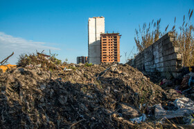 برخی از واحدهای مسکونی در حال ساخت به علت وجود دپوی زباله و بوی تعفن حاصل از آن نیمه کاره رها شدهاند.