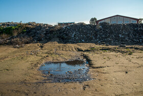 به علت دفع غیراصولی زباله، شیرابهها با میلیونها میکروب کشنده از قسمت دپو وارد ساحل محمودآباد میشوند.