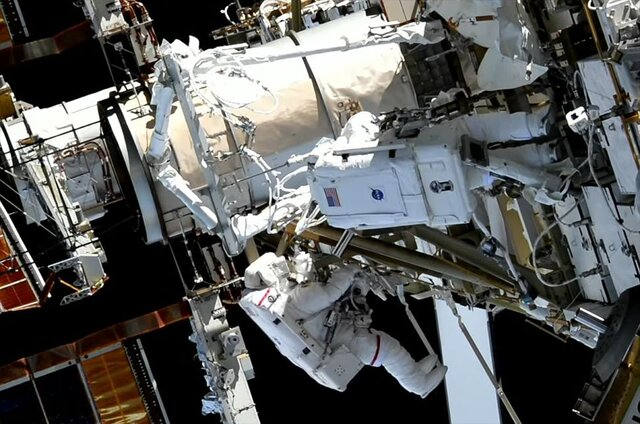 گیر افتادن فضانورد ناسا هنگام پیاده‌روی فضایی