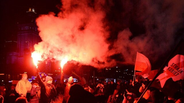 تظاهرات گسترده در ورشو در اعتراض به مشارکت لهستان در جنگ اوکراین