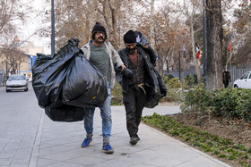 سومین روز جشنواره تئاتر فجر _ تئاتر خیابانی «لیلی و مجنون»
با پایان اجرایِ نمایش «لیلی مجنون»، شخصِ زباله‌گرد در حال ترک محل اجرا بود که بازیگرِ این نمایش به دنبال وی رفت تا او را برگرداند که برخی از مسوولان جشنواره به وی قول مساعدت و کمک برای پیدا کردن شغل را دادند.