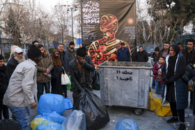 در سومین روز از جشنواره تئاتر فجر _ تئاتر خیابانی «لیلی و مجنون»
زباله‌گرد حاضر در صحنه نمایش نتوانست صحبت کند، اما در حین صحبت‌های بازیگر این نقش که از سختی‌های این کار می‌گفت، وی گریه کرد.