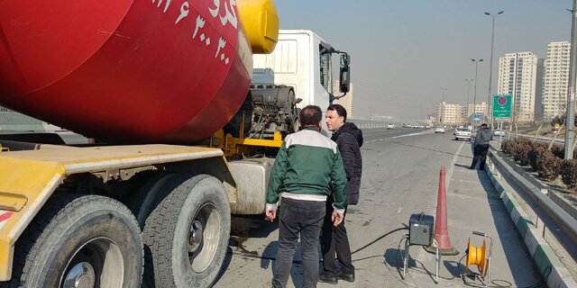 عکس آرشیوی است چند درصد خودروهای دارای معاینه فنی در تستهای آلایندگی کنار جادهای مردود شدهاند؟