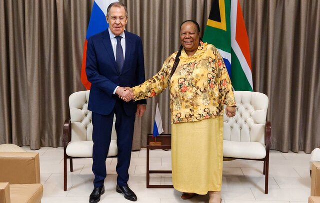 لاوروف و نالیدی پاندور، وزیران خارجه روسیه و آفریقای جنوبی لاوروف: جنگ اوکراین نیابتی نیست،جنگ واقعی غرب با روسیه است