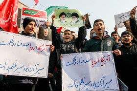تجمع اعتراضی دانش‌آموزان مقابل سفارت فرانسه