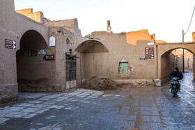 وجود تابلوهای متعدد و ناهماهنگی شهرداری یزد برای جمع آوری مصالح ساختمانی سطح بافت تاریخی یزد