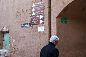 وجود تابلوهای متعدد و ناهماهنگی شهرداری یزد در سطح بافت تاریخی جلوۀ نازیبایی را به بافت القا کرده است.