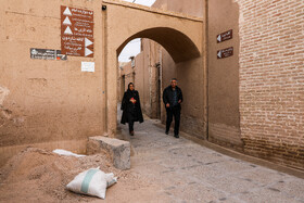 وجود تابلوهای متعدد و ناهماهنگی شهرداری یزد برای جمع‌آوری مصالح ساختمانی سطح بافت تاریخی یزد