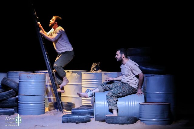 نمایش «جاودانگی»، عکس از کیارش مسیبی بازیگر مجروح همچنان روی صحنه ماند