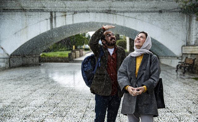 واکنش کیانوش عیاری به یک فیلم روی پرده