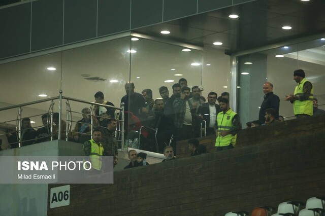تماشاگران خاص در بازی فولاد و پرسپولیس! تماشاگران خاص در بازی فولاد و پرسپولیس!
