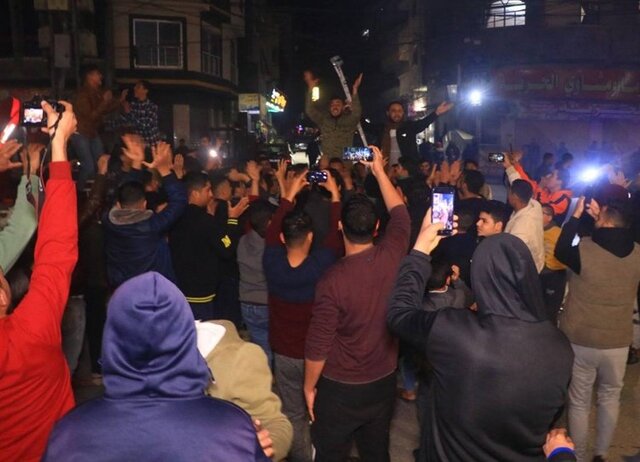 تبدیل عزاداری جِنین به شادی پس از عملیات قدس/ پخش شیرینی و شادی فلسطینیها