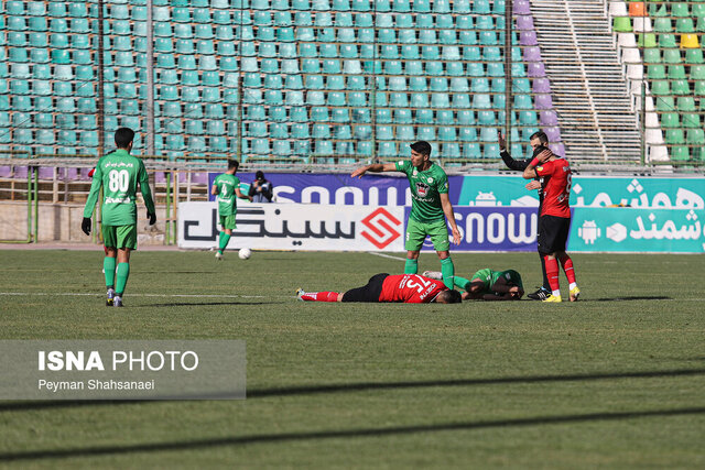 تصاویر برتر هفته هفدهم لیگ برتر فوتبال/ تماشاگران قانونی و غیرقانونی!