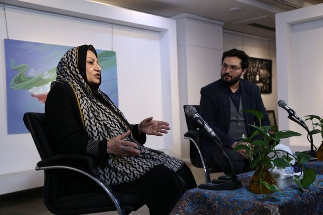 راضیه تجار : اجازه دادند بدون چادر فعالیت کنم!