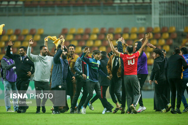تصاویر برتر هفته هفدهم لیگ برتر فوتبال/ تماشاگران قانونی و غیرقانونی!