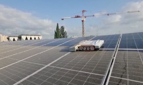 رباتی که پنلهای خورشیدی را بدون نیاز به کمک انسان تمیز میکند