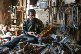 آقای کاویانی در کنار آهنگری تعمیر ابزار‌های کار روزمره مردم را نیز انجام می‌دهد.