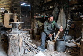 به جز کار با آهن سرد، کار با چوب یکی از تنوعات حرفۀ آهنگری است. 