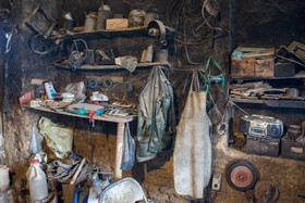 لباس کار، ابزار مختصر بدون آلایش و آلوده به گرد و دود کار آهنگری