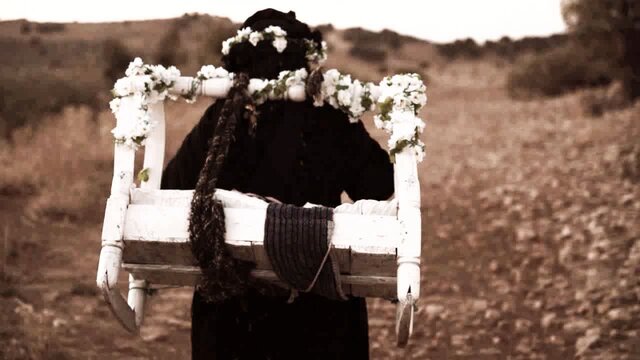 زنی گهواره بهدوش که نوید بهار میدهد! زنی گهواره بهدوش که نوید بهار میدهد!