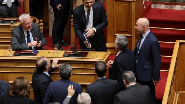 دولت محافظه‌کار یونان از رای عدم اعتماد جان سالم به در برد