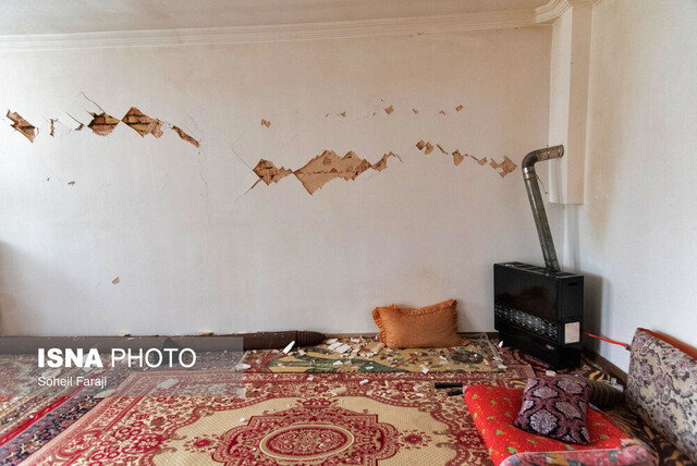 عکس آرشیوی است یک مصدوم و ترک خوردگی دیوار چندخانه درپی زلزله ۵ ریشتری در خوی