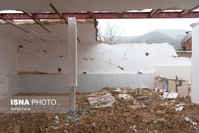 عکس آرشیوی است واریز کمک نقدی هلال احمر به حساب ۲۸۰۰ خانوار زلزلهزده در خوی