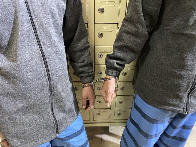 عکس تزئینی است بازداشت ۲ زورگیر در جنوب تهران/ سارقان داخل خودرو دستگیر شدند