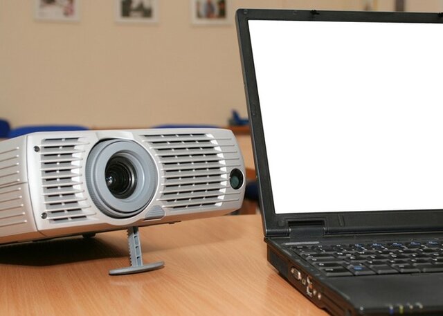 نحوه اتصال ویدئو پروژکتور به لپتاپ چگونه صورت میگیرد؟