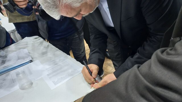 آغاز مسابقات بدمینتون جام فجر با ضربه وزیر