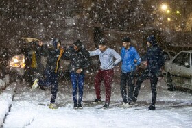 شادی مردم همدان پس از بارش برف زمستانی شامگاه سه شنبه ۱۱ بهمن  در پارکها و مراکز تفریحی شهر 